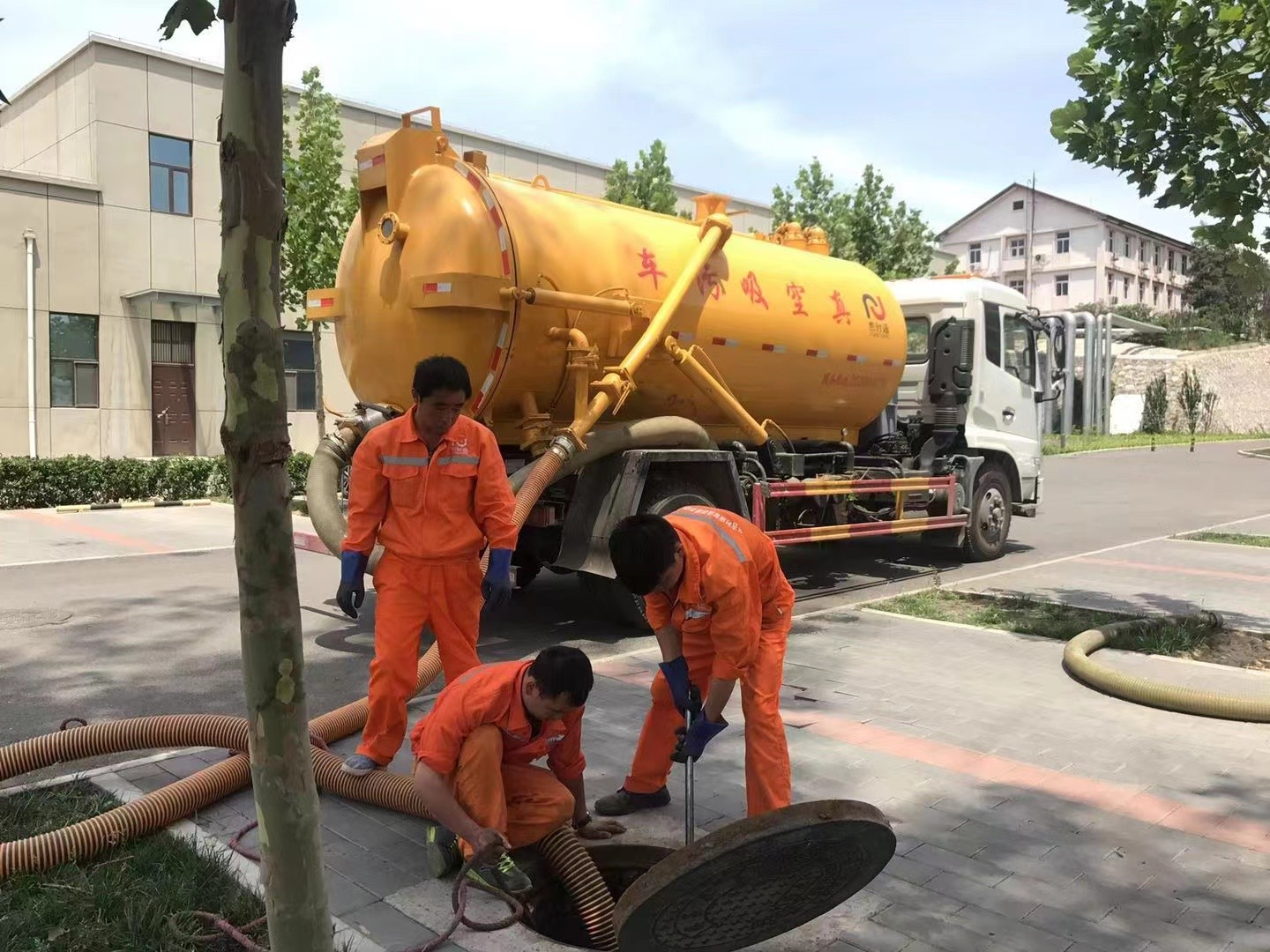 宜春管道疏通车停在窨井附近