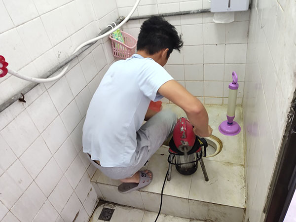宜春肥皂掉到马桶里把马桶堵住了怎么办？马桶堵住了怎么办