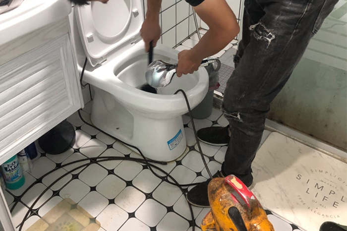 宜春马桶堵塞自己疏通还是找师傅?专业上门服务让你省时更省心